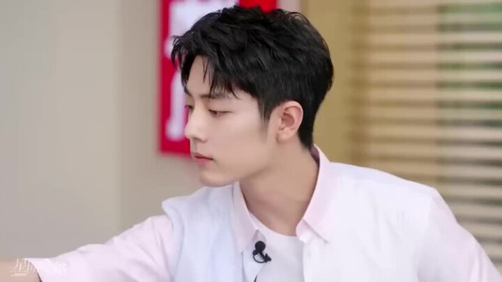 เซียวจ้านเสิร์ฟอาหารให้พิธีกรก่อน เมื่อไหร่เขาจะได้กินอาหารของเซียวซาน? เซียวจ้านกลืนน้ำลายเมื่อเห็น