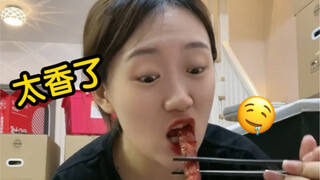 夜跑的我在路上经受住了烧烤摊的诱惑，没想到回家破防了！