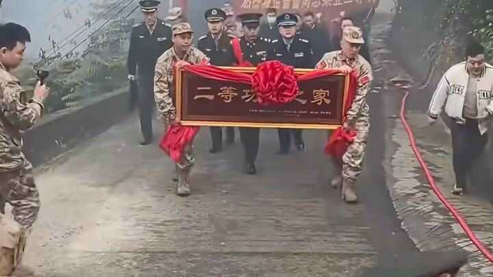 Ai dám bắt con cháu của anh hùng phải chịu ấm ức!