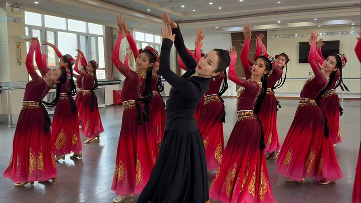 Vở diễn lưu diễn “Atush”