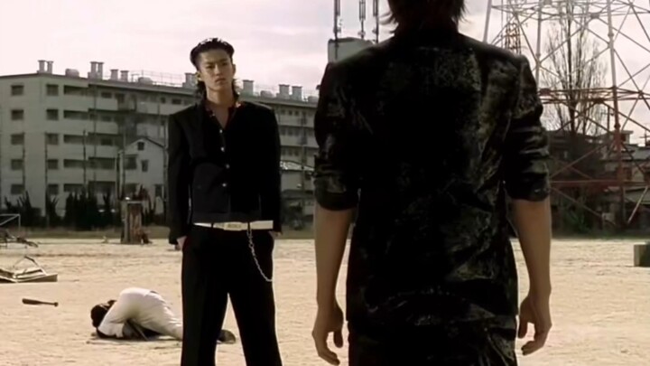 يداه في جيبيه، لا يعرف ما معنى الخصم