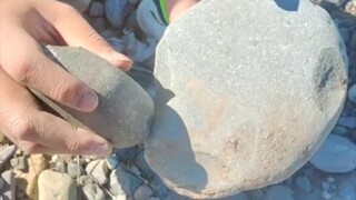 This is a video from a million years ago. In that era, not only were stone tools made by hammering, 