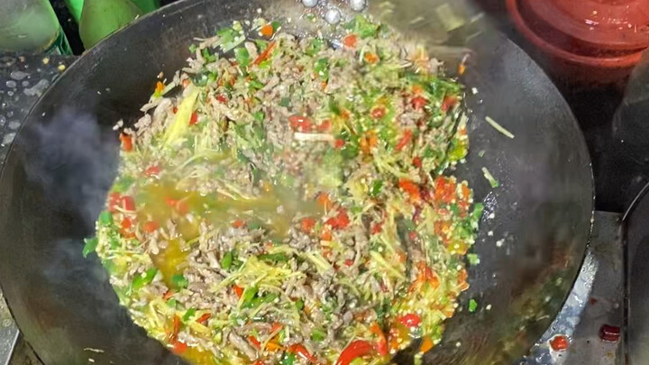 Đến Tự Cống, Tứ Xuyên nhất định phải thử cảm giác ném lao! Món thịt bò băm cay này cay đến mức như m