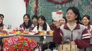 两名女生爆笑演绎“精致女孩”和“女汉子”，花棉袄女孩自信满满，毫无偶像包袱