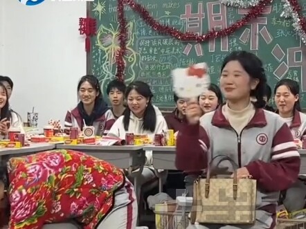 两名女生爆笑演绎“精致女孩”和“女汉子”，花棉袄女孩自信满满，毫无偶像包袱
