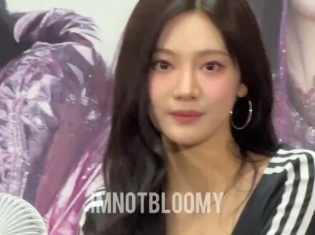 Ningning tops the Singapore trends chart—her offline merch truly lives up to the “battle god” hype, 