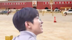 Lúc đầu tôi chỉ định cắt cảnh Wonwoo dạo chơi ở Thiên An Môn, Bắc Kinh, nào ngờ hôm sau mọi người th