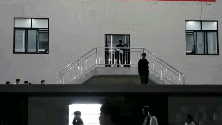 Is this what Jennie's male fans normally do? Freshman dances solo on the podium [Xi'an University of