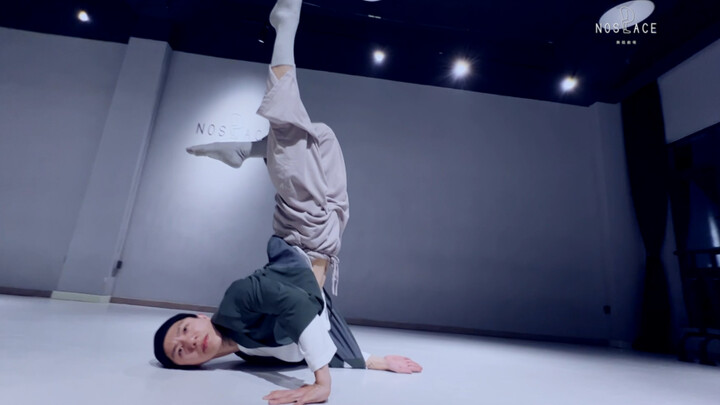 #福禄寿 -马  #现代舞 #编舞 Choreograph by：欣蒙“让我仔细看看你的模样，倒数着最后的谢幕时光，翩翩的你知道吗我满目痍疮。”