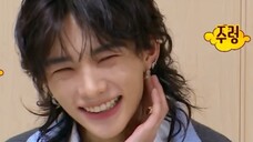 Hyunjin's smiling ice cream ◠‿◠. Know your brother cut