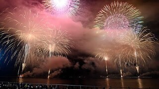 夜空彩る1万発　海上のねぶたと共演／青森花火大会