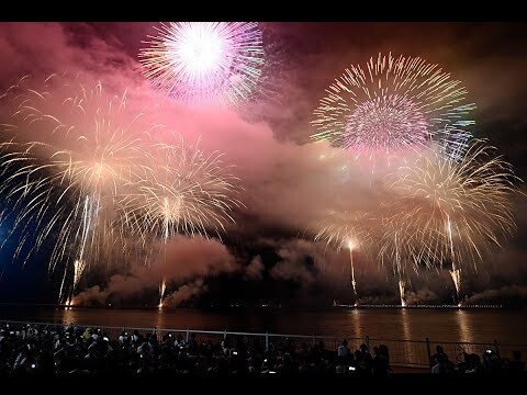 夜空彩る1万発　海上のねぶたと共演／青森花火大会