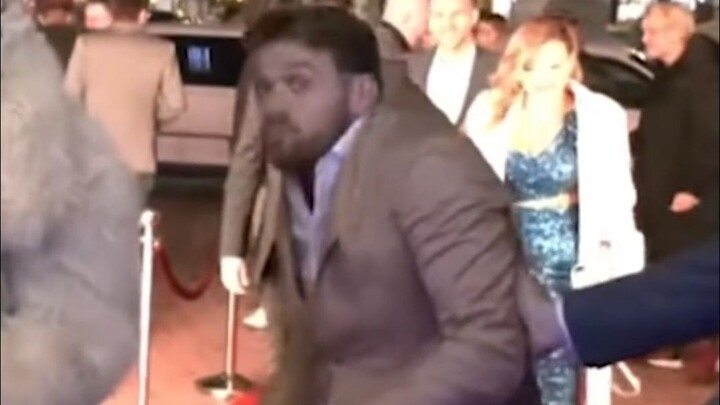 นิโก้หลบเส้นหัวแม้กระทั่งตอนรับรางวัล