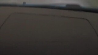 夫妻俩回家遭遇暴雨，妻子被吓哭，老公竟然……