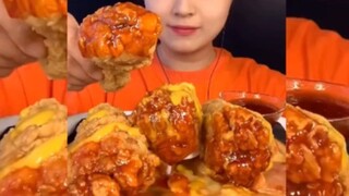 ไก่ทอดราดซอสหวานและพิซ่า
