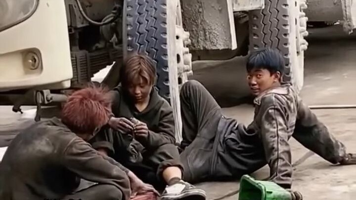 Một cư dân mạng tình cờ chụp được cảnh các chàng trai trẻ làm nghề sửa xe ngồi bệt dưới đất, cảm thá