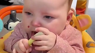 The cute baby's snacks were accidentally swept away, and he got angry. Netizens asked: Is this the l