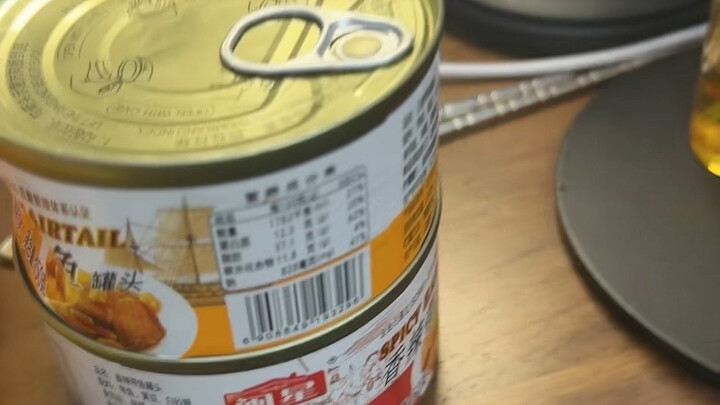 Một cô bé vất vả cả ngày chỉ ăn được 5 quả cam, vậy bây giờ cô ấy có thể ăn một hộp cá hộp được khôn