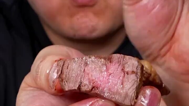 Time-Lapse Fried Beef: What Happens When You Deep-Fry Beef for an Hour? Doneness Test from 1 to 60 M