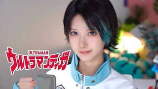 هذه المرة أصبحت ضوءًا حقًا... غنيت بحماس النسختين الصينية واليابانية من أغنية موضوع ديجا أوتومان!