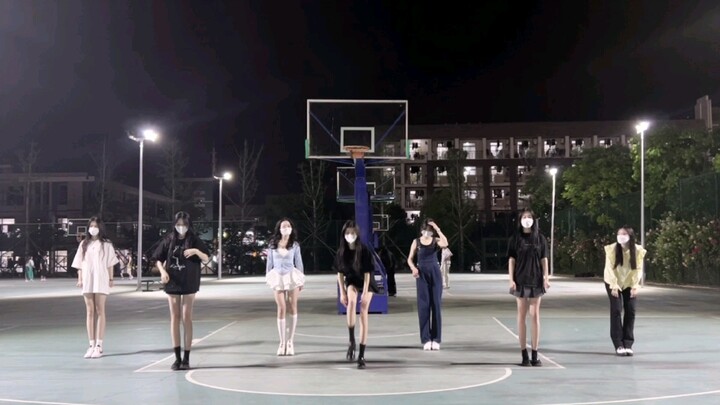 Kali ini saya berdansa dengan saudara perempuan saya di lapangan basket