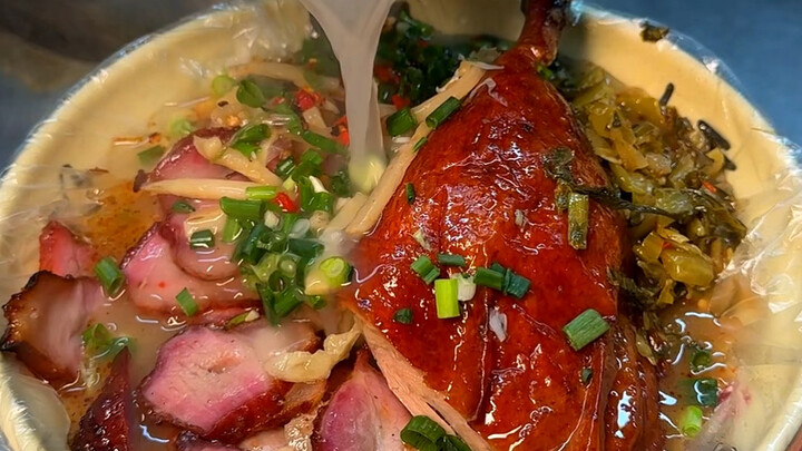 Bún vịt nướng 6 tệ trên đường phố Quảng Tây, thêm một phần xá xíu và đùi vịt thì ngon tuyệt cú mèo!