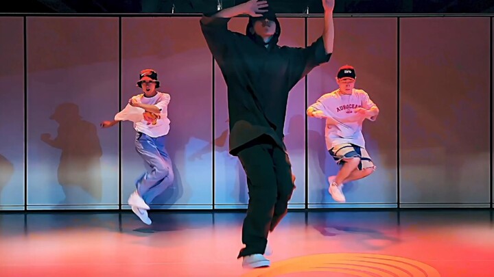 Cai Xukun’s dance easter egg has dropped—his long-awaited practice room video is here! I can’t wait;