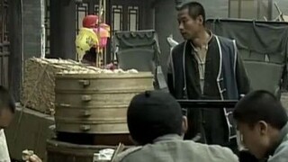 Văn Tam mượn hai xu mua hai cái bánh bao hấp, canh nóng và dưa chua, ăn xong cảm thấy rất thoải mái!