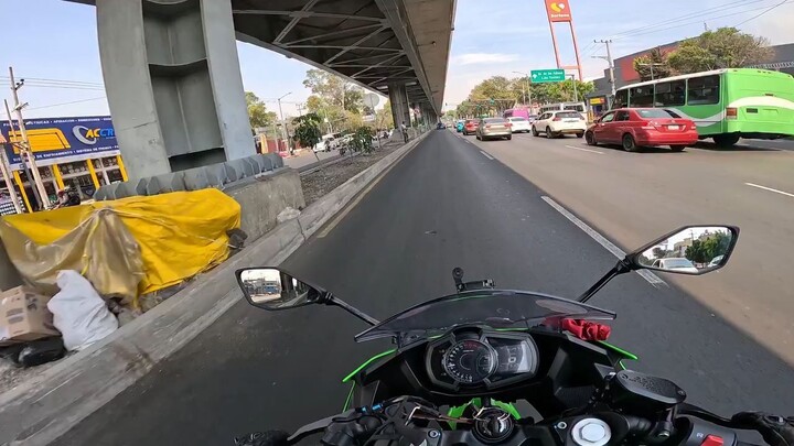 conductor de carro no ve el retrovisor izquierdo