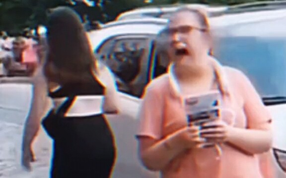 Ban đầu còn không cười, đến đoạn sau thì nhịn không nổi nữa.