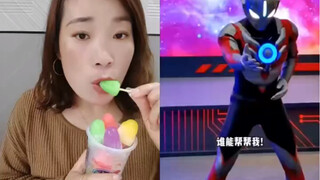 Anak kecil dan Ultraman bertarung, kalian akan membantu siapa