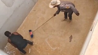 深坑里的人鼠大战，鼠鼠被一脚踢飞那一刻，实在是绷不住了