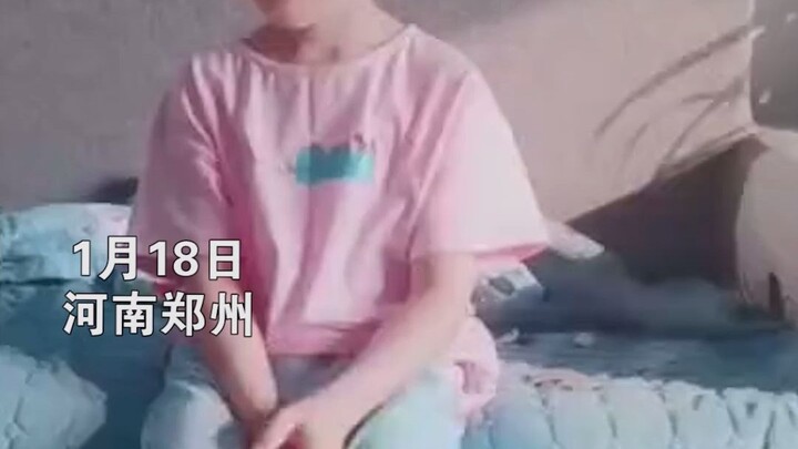 الأخ الأصغر يرفض تناول الدواء، وما إن تأتي الأخت الكبرى حتى يشربه كله فورًا. يقول الأخ الأصغر: "لقد 