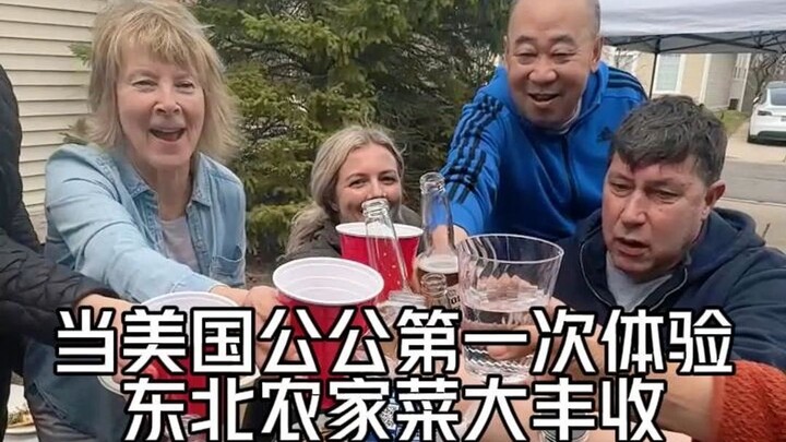 Ông bố chồng người Mỹ và bà con trong thị trấn đều bị nồi cơm đại thu hoạch của chú miền Đông Bắc là