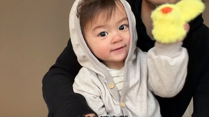 เช้าวันนี้คุณพ่อเตรียมตัวพาลูกน้อยวัย 1 ขวบออกไปข้างนอก