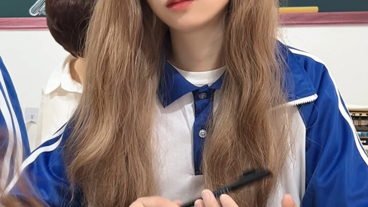 ที่คุณคิดว่าเป็น “สาวโง่ใสซื่อ” แท้จริงแล้วได้เขียนบทสรุปจิตใจของผู้คนไว้หมดแล้ว