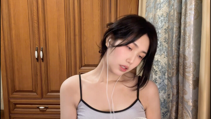 Dùng hết sức nắm chặt