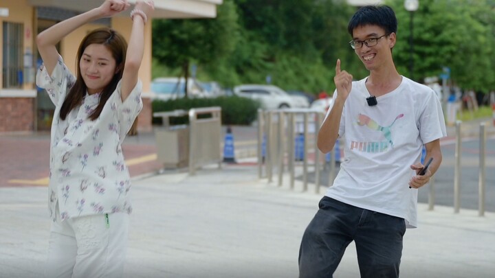 Một cô gái khác khiêu vũ với Chung Hương. Sau khi kết thúc, anh còn muốn cô ấy nữa không?