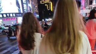 被两个外国女生搭讪了