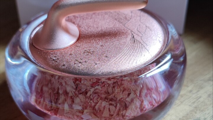 وصلت تذكارات دورة الألعاب الأولمبية الشتوية بكين 2022 الخاصة برياضة الكيرلنج! مبسوط وجميل!