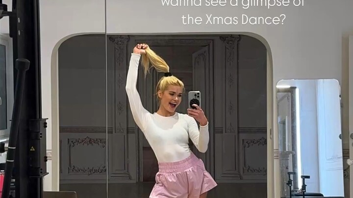 แอบดูเพลงเต้นรำคริสต์มาสปี 2024 ของพาเมล่ากัน! ถึงเวลาปล่อยเพลงนั้นอีกแล้ว! 😉 ปีนี้ฉันจะปล่อยเพลงเต้