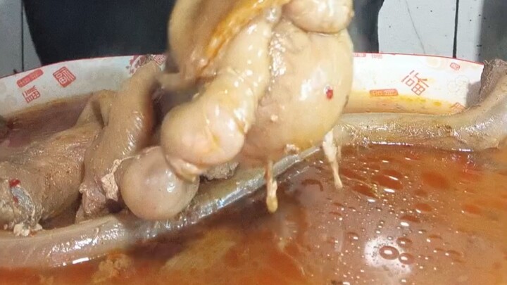 Selesai makan yang enak ini, malam ini aku akan bertarung tiga ratus jurus dengan Kakak Ipar Cabai