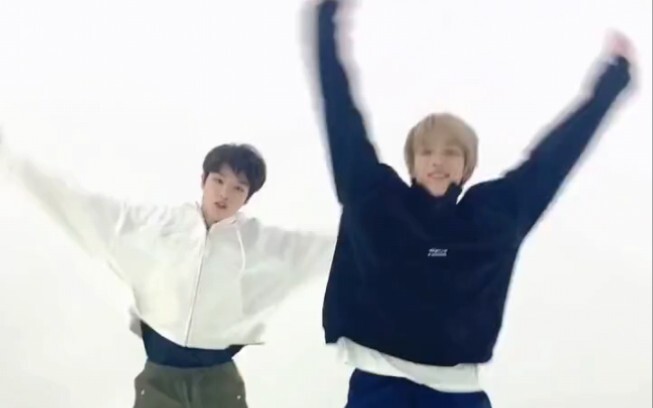 Các thành viên NCT thử thách bài hát của Taeyong