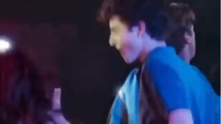 甜茶在CMBYN中跳舞的慢放片段最近引起了男生们的模仿 掀起了#Timmy Trend#