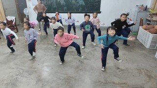 ［طلاب المدارس الابتدائية يتعلمون الرقص اللوكينغ من الصفر］ ارقص على أنغام JB
