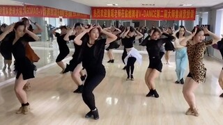 Ba ban nhạc Latin khuấy động cả khán phòng, chắc chắn bạn sẽ nhớ họ. Cha-cha-cha chính là điệu nhảy 