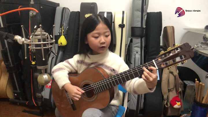 【Music】Jazz guitar + vocal of Moon River performed by Lisa Ono