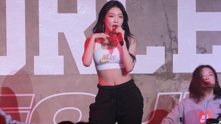 Kim Chungha’s million-dollar fan photo, Roller Coaster, has 1.84 million views!