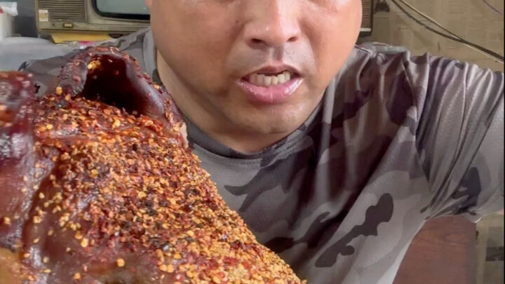 Kepala babi dimakan begini, mantap banget!