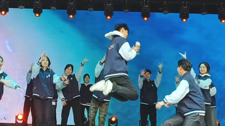 Chẳng phải là lớp đứng đầu toàn trường đó sao?